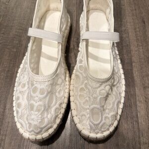 Universal Thread Cream Lace Flats